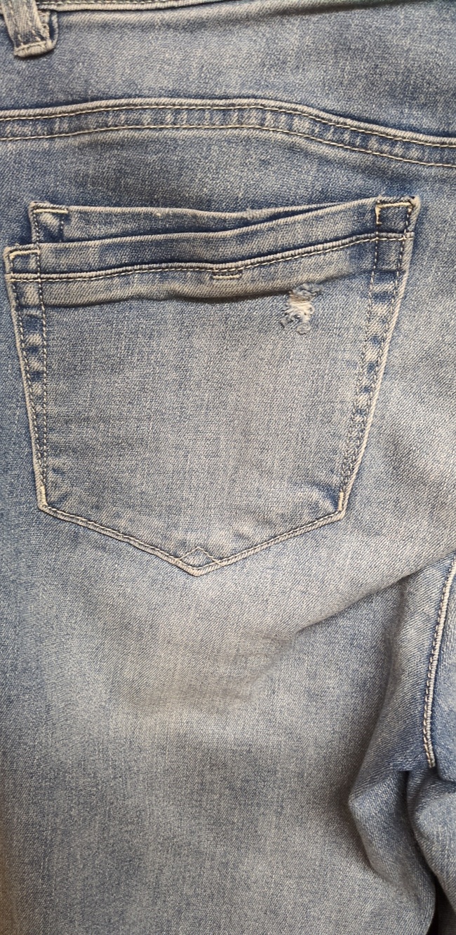 Democracy Light Wash Crop Jeans Size 10 - Picture 4 of 8